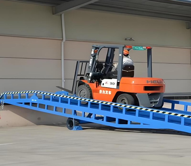 泰安移动式卸货平台（叉车用）